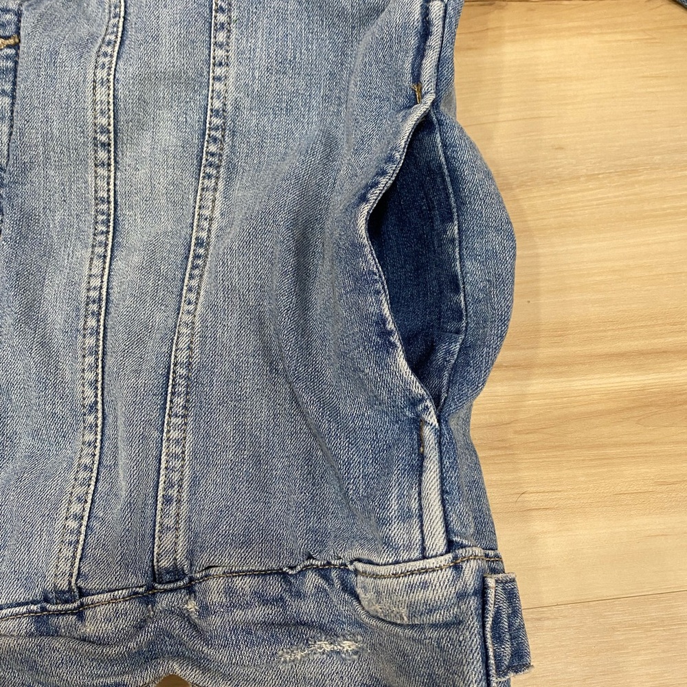 Lucky Brand Classic Jean Jacket in Blue Wash Denim Distressed Style Size Small - Picture 5 of 13